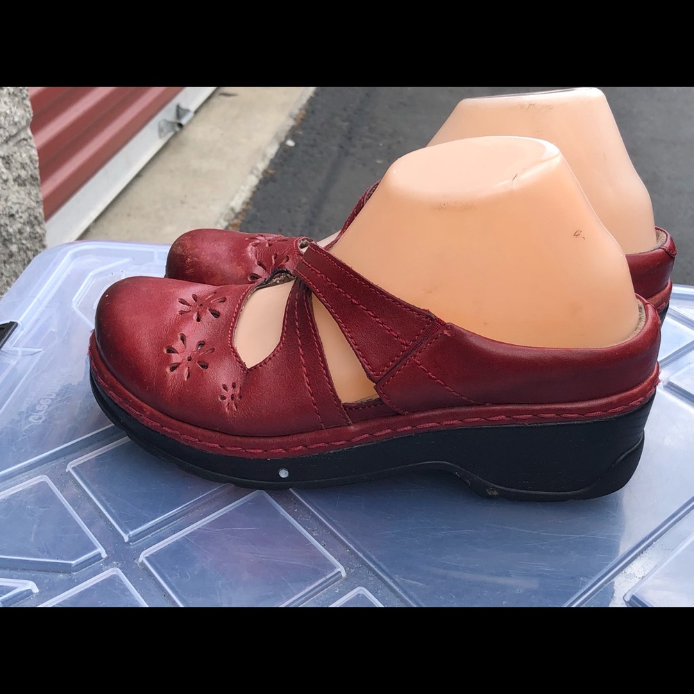 Klogs Slip Resistant Red Leather Clogs Sandals - Picture 4 of 13